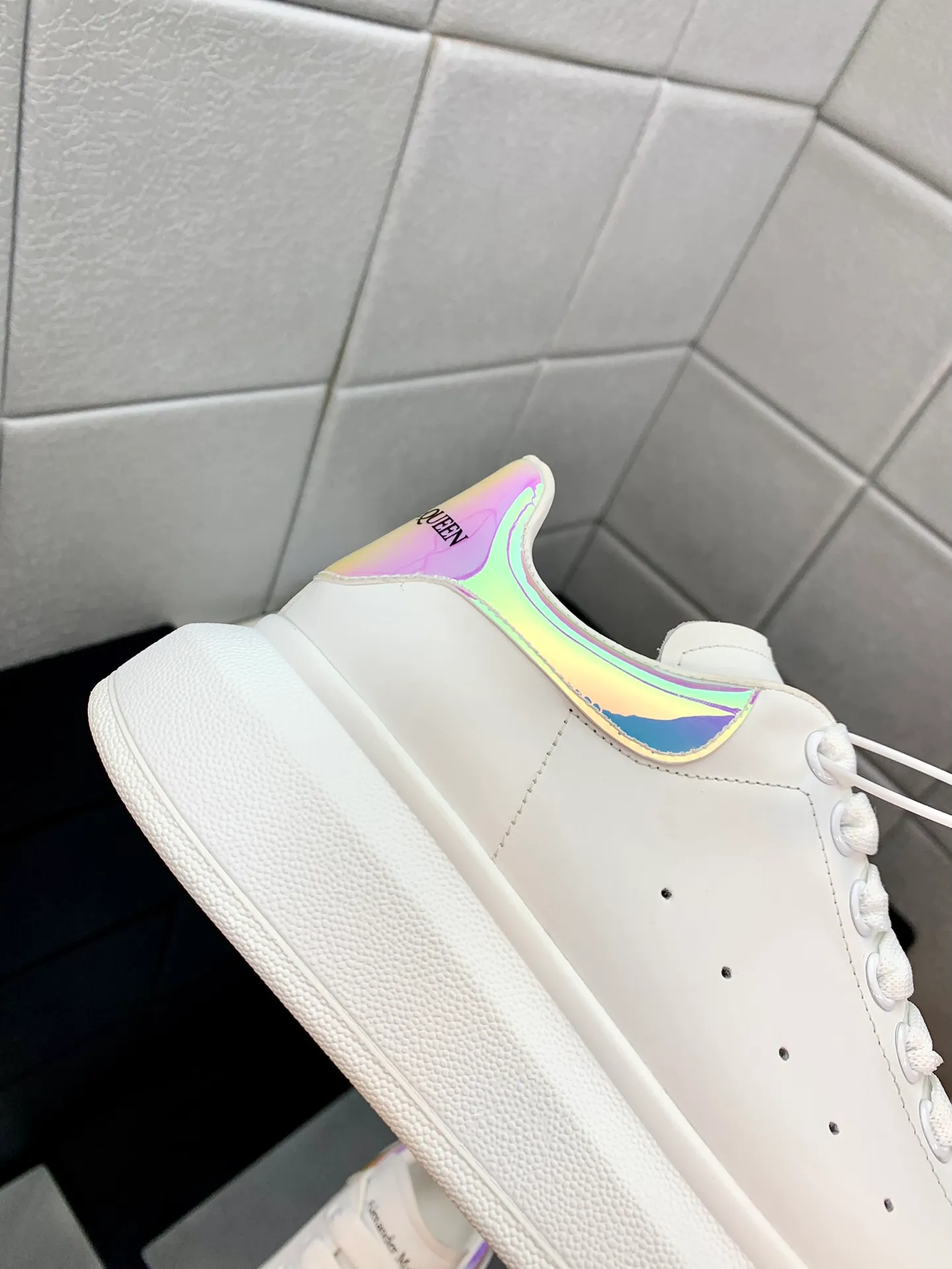 👟👟Ex-factory price 480👟👟 2022 latest upgraded version The latest McQueen white shoes original 1⃣: 1⃣ perfect replica ☑Deliver the latest counter full set of packaging 🎁Full series of color styles are constantly updated🥳🥳 🔺Fabric: Customized original matte silk cowhide 🔺Inner: imported water-dyed sheepskin lining/original customized soft cowhide cushion 🔺Feet: super clear high temperature air pressure logo➕soft latex pad 🔺Outsole: rubber T👟👟Ex-factory price U vacuum bottom/I👟👟Ex-factory price foam original bottom, thick bottom about 4cm 🔺Size: Female M34-40 Male M39-45